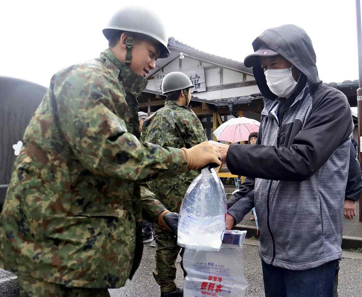 Lực lượng Phòng vệ mặt đất cung cấp nước cho người dân ở Shika, tỉnh Ishikawa - Ảnh: Yomiuri Shimbun