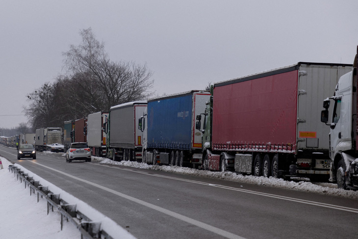 Xe tải xếp hàng ở biên giới Ba Lan - Ukraine hôm 4-12 - Ảnh: REUTERS