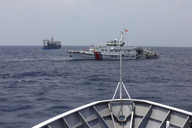 Một tàu hải cảnh Trung Quốc trước một tàu hải cảnh Philippines đang thực hiện nhiệm vụ tiếp tế cho quân đội Philippines tại một tàu chiến mắc cạn ở Biển Đông ngày 4-10-2023 - Ảnh: REUTERS