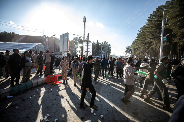Người dân tụ tập tại hiện trường vụ nổ trong buổi lễ được tổ chức tưởng nhớ tướng Qassem Soleimani ở Kerman, Iran, ngày 3-1 - Ảnh: REUTERS