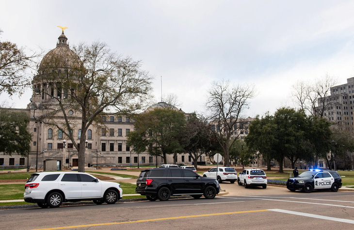 Các đơn vị thực thi pháp luật được triển khai tại tòa nhà hội đồng bang Mississippi, sau khi nhận được lời đe dọa đánh bom ngày 3-1 - Ảnh: REUTERS
