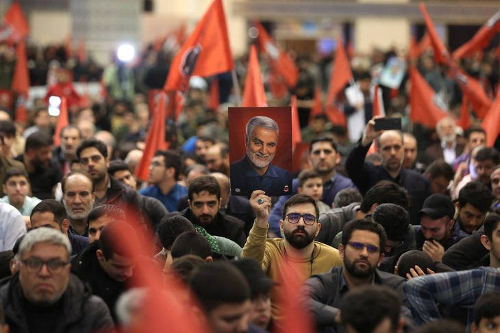 Nhiều người dự lễ tưởng niệm tướng Qassem Soleimani ở Tehran ngày 3-1 - Ảnh: REUTERS