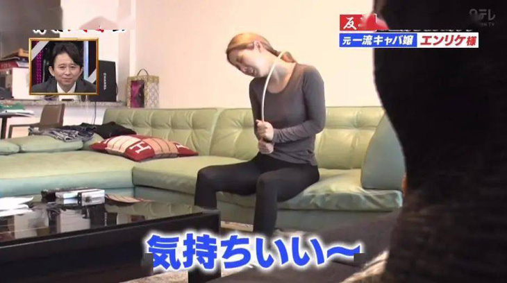 Ở nhà, phú bà Nhật Bản này ăn mặc rất xuề xòa.