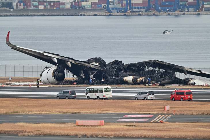 Chiếc máy bay của hãng hàng không Japan Airlines cháy rụi sau vụ va chạm tại sân bay Haneda, Tokyo, ngày 3-1 - Ảnh: AFP