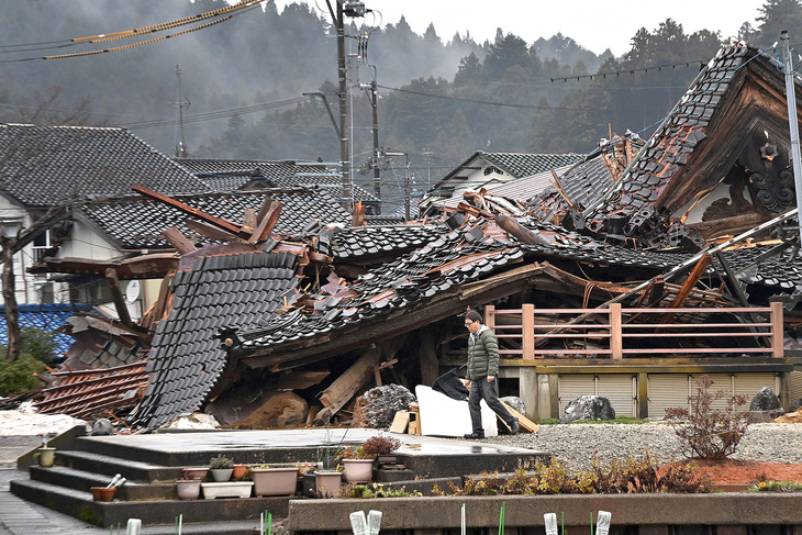 Những ngôi nhà bị sập sau động đất ở thị trấn Anamizu, tỉnh Ishikawa vào ngày 1-1 - Ảnh: AFP