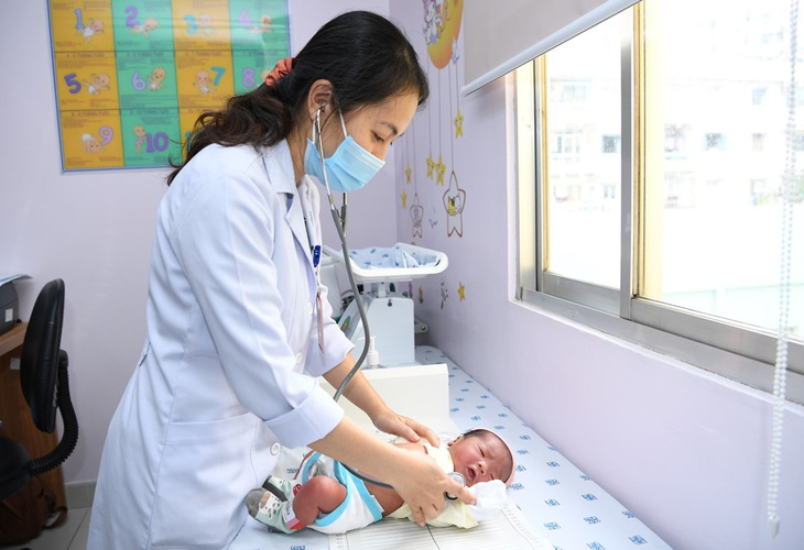 Bác sĩ khám cho trẻ sơ sinh tại Khoa Sơ sinh