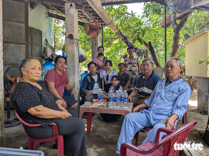 Đại gia đình ông Trần Anh với 3 thế hệ đang sinh sống tại khu dân cư Tùng Lâm, phường Hòa Quý, quận Ngũ Hành Sơn, TP Đà Nẵng - Ảnh: TẤN LỰC 