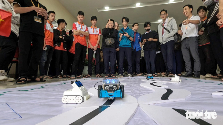 Các bạn học sinh ở TP Huế tự tay điều khiển robot để vượt qua các thử thách như chương trình robocon tại ngày hội &quot;AI Open Day 2024&quot; - Ảnh: NHẬT LINH