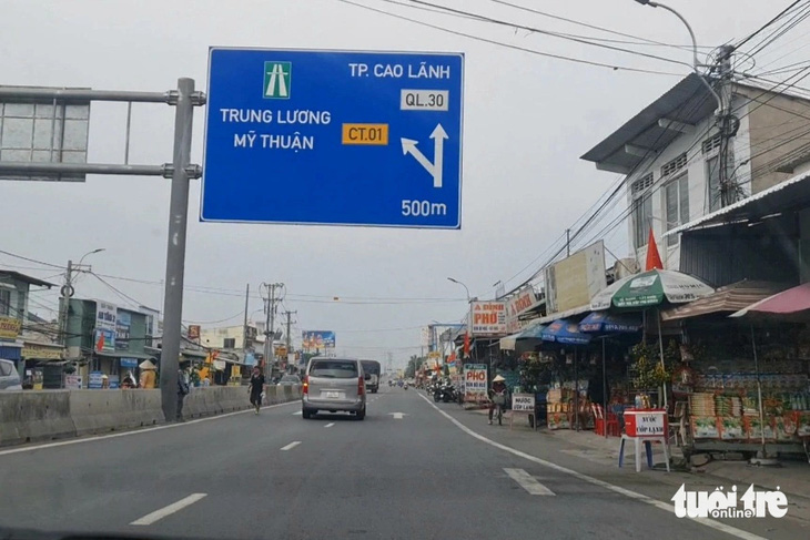 Biển báo tại nút giao thông An Thái Trung (huyện Cái Bè, tỉnh Tiền Giang) khiến nhiều tài xế nhầm lẫn đây là biển hướng dẫn tài xế đi vào nút giao để qua cầu Mỹ Thuận 2 - Ảnh: MẬU TRƯỜNG