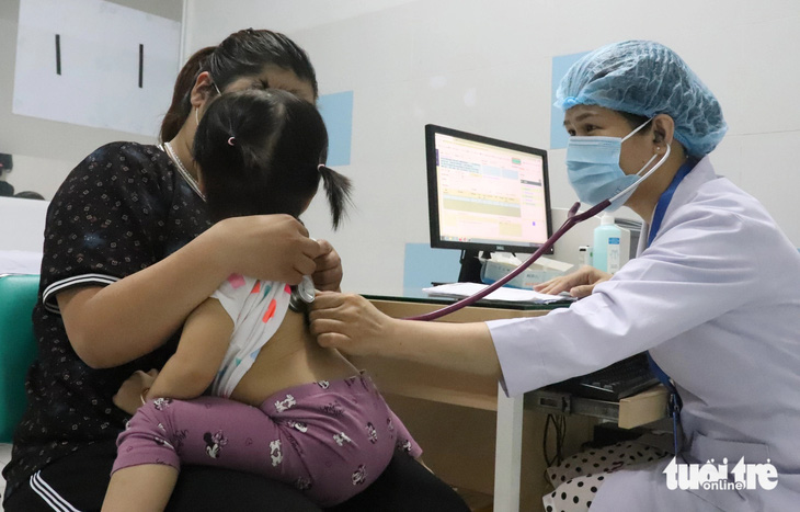 Trẻ mắc bệnh đường hô hấp thăm khám tại Bệnh viện Nhi đồng 2 (TP.HCM) - Ảnh: XUÂN MAI 