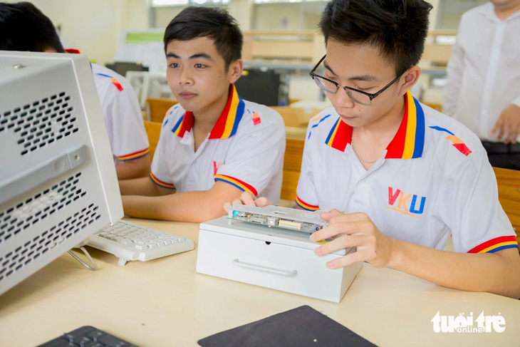 Trường đại học Công nghệ thông tin và Truyền thông Việt - Hàn (Đại học Đà Nẵng) đã triển khai xây dựng chương trình đào tạo, chuẩn bị cơ sở vật chất từ rất sớm, năm 2020 đã đưa nội dung đào tạo và nghiên cứu vi mạch bán dẫn trong đề xuất dự án ODA Hàn Quốc - Ảnh: VKU
