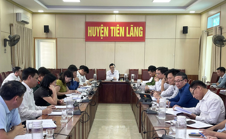 Ông Bùi Thành Cương - chủ tịch UBND huyện Tiên Lãng (giữa) - tại một buổi chủ trì họp kiểm điểm của UBND huyện - Ảnh: Cổng thông tin huyện Tiên Lãng