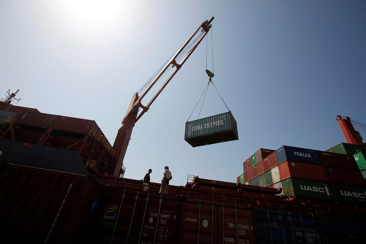 Dỡ container ở cảng Hodeidah ở Yemen, Biển Đỏ - Ảnh: REUTERS