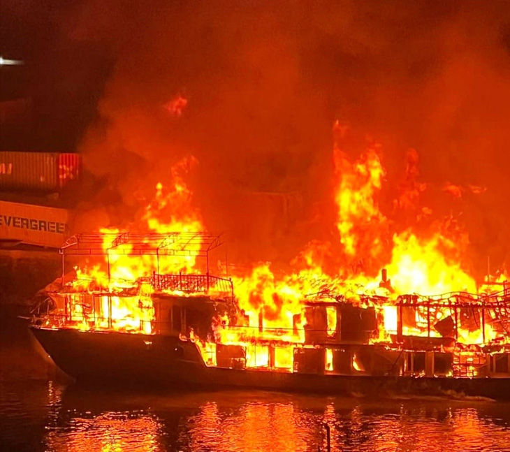 Hiện trường vụ hỏa hoạn thiêu rụi ba tàu gỗ trên sông Ka Long, TP Móng Cái, Quảng Ninh tối 4-1 - Ảnh: H.TÙNG