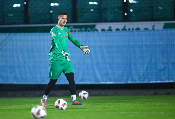 Thủ môn Filip Nguyễn tập luyện trong màu áo đội tuyển Việt Nam tối 3-1. Anh sẽ tham dự Asian Cup 2023 và là thủ môn số 1 của Việt Nam - Ảnh: MINH ĐỨC