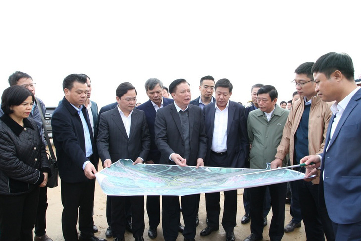 Bí thư Thành ủy Hà Nội kiểm tra thực địa dự án đường vành đai 4 tại tỉnh Bắc Ninh - Ảnh: NGUYỄN THÀNH