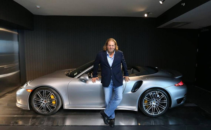 Tỉ phú Gil Dezer bên chiếc Porsche trong tòa nhà Porsche Design Tower. Gil là con trai của ông trùm Michael Dezer - người có thể sánh ngang Donald Trump trong lĩnh vực bất động sản - Ảnh: Miami Herald