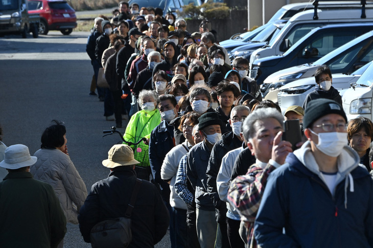 Người dân xếp hàng chờ nhận nước ở Tòa thị chính TP Shika, tỉnh Ishikawa ngày 2-1 - Ảnh: AFP