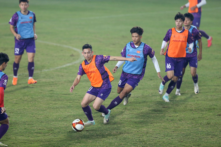 Tân binh Nguyễn Hai Long (áo cam, đang dẫn bóng) có tên trong danh sách đội tuyển Việt Nam đăng ký dự Asian Cup 2023 - Ảnh: HOÀNG TÙNG
