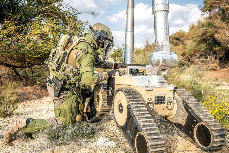 Binh sĩ Israel thao tác robot hoạt động dưới lòng đất EOD - Ảnh: Reddit