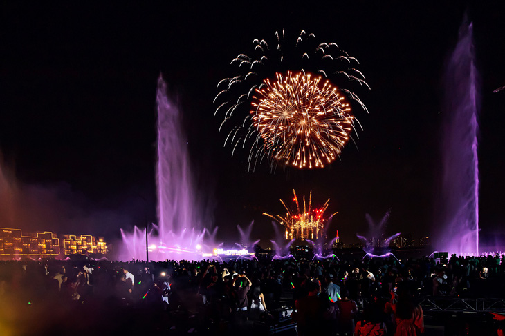 Hơn 50.000 người dân TP.HCM được trải nghiệm đại tiệc pháo hoa kết hợp nhạc nước ngoạn mục.