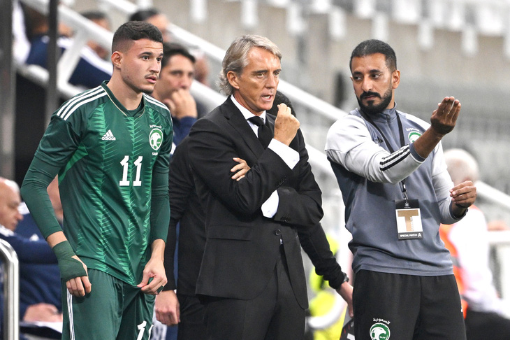 HLV Roberto Mancini (giữa, Saudi Arabia) - ngôi sao trên băng ghế huấn luyện tại Asian Cup 2023 - Ảnh: REUTERS