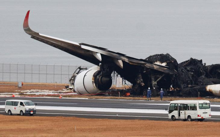 Phi công Japan Airlines không biết máy bay đang cháy, tiếp viên nhanh trí mở cửa