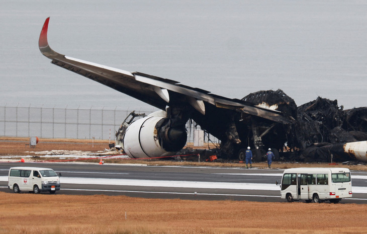 Chiếc Airbus A350 của Japan Airlines cháy rụi sau vụ việc - Ảnh: REUTERS