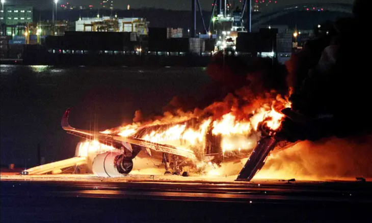 Chiếc máy bay Airbus của Hãng hàng không Japan Airlines bốc cháy trong nhiều giờ liền - Ảnh: GETTY IMAGES