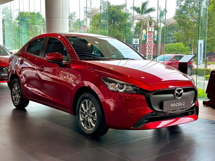 So với bản trước đó, Mazda2 facelift chủ yếu thay đổi nhẹ ở ngoại hình với cản trước/sau mới, mâm mới và đèn LED trở thành tiêu chuẩn. Các trang bị còn lại gần như giữ nguyên - Ảnh: Đại lý Mazda/Facebook