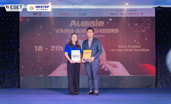 Đại diện WESET ký kết cùng anh Huỳnh Tấn Đạt - chủ tịch Hội Sinh Viên Việt Nam tại Úc