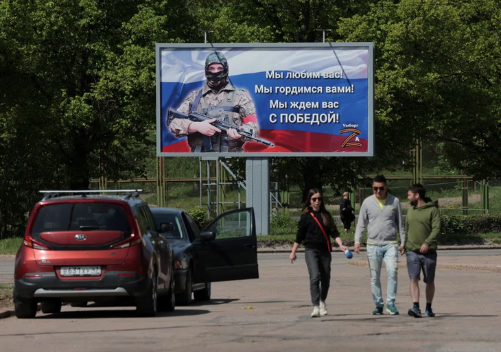 Một biểu ngữ ủng hộ quân đội Nga tại thị trấn Vyborg, vùng Leningrad, Nga, ngày 28-5-2023 - Ảnh: REUTERS