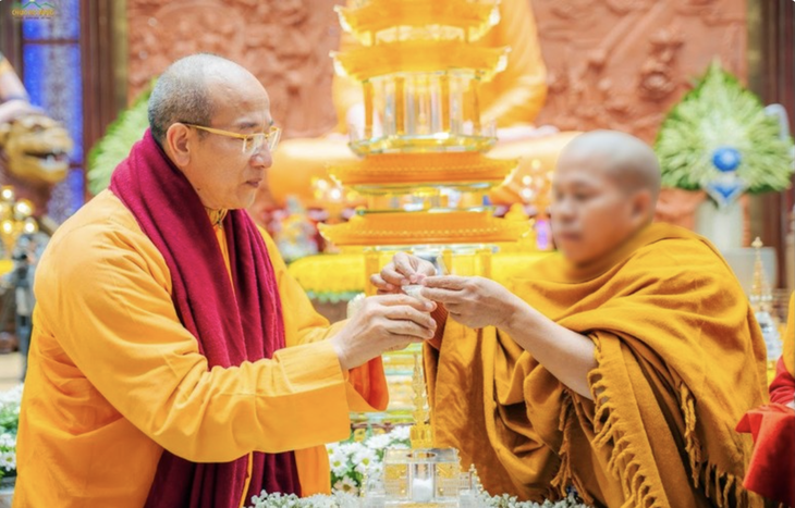 Đại đức Thích Trúc Thái Minh (trái) vừa bị Giáo hội họp áp dụng kỷ luật vì trực tiếp liên quan việc tổ chức trưng bày vật thể được cho là &quot;xá lợi tóc Đức Phật&quot; cung thỉnh từ Myanmar về chùa Ba Vàng - Ảnh: Giác Ngộ Online đưa lại