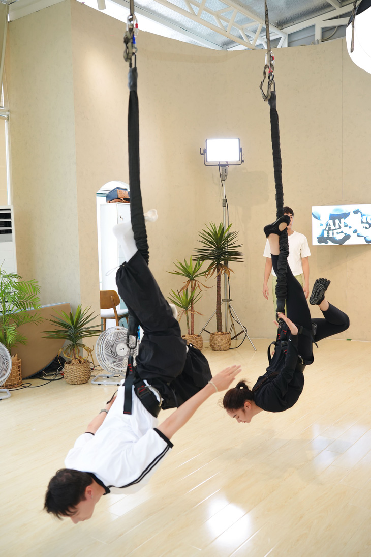 Với sự cố gắng hết mình và không bỏ cuộc, ngày tập luyện thứ 3 thì S.T và Kaity Nguyễn đều đã quen thuộc với dây bungee và chuyển sang các động tác có kết hợp vũ đạo.