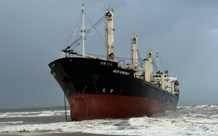 Triển khai phương án mới cứu tàu hàng 15.000 tấn mắc cạn ở Dung Quất