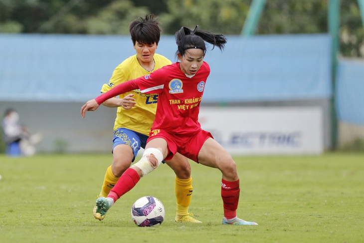 Hậu vệ Trần Thị Thu (áo vàng) - một trong số các cầu thủ nữ TP.HCM hết hợp đồng - Ảnh: VFF