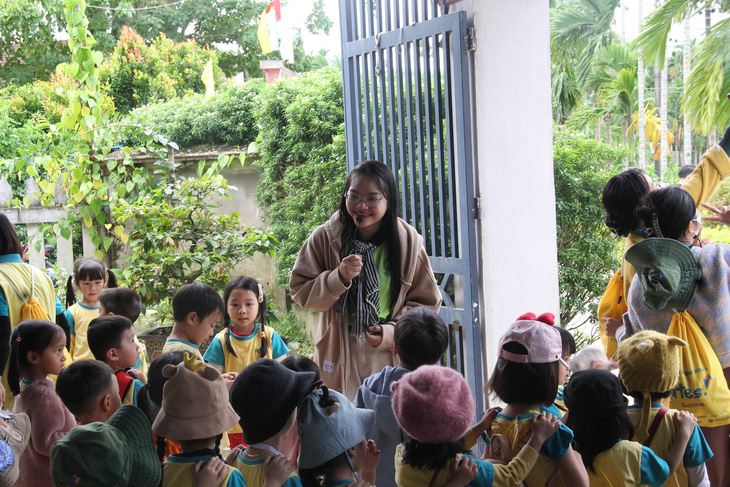 Đoàn học sinh trường mầm non ở TP Quảng Ngãi chọn Nghĩa Hành làm điểm tham quan, trải nghiệm - Ảnh: TRẦN MAI