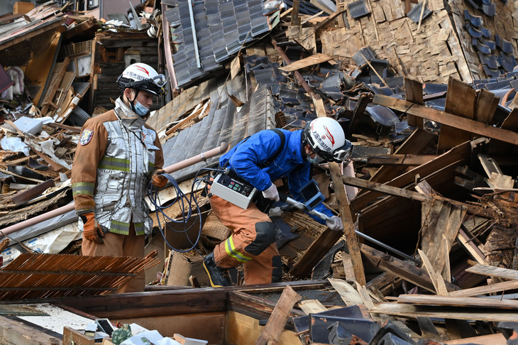 Lực lượng cứu hộ tìm kiếm người mất tích ở thành phố Wajima, tỉnh Ishikawa, Nhật Bản ngày 4-1 - Ảnh: AFP