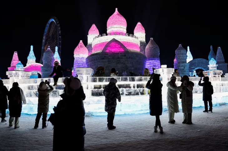 Du khách tham quan lâu đài băng tại thành phố Cáp Nhĩ Tân vào ngày 4-1-2024 - Ảnh: REUTERS