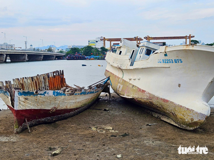 Xác tàu đắm thuộc vùng mặt nước Hòn Rớ, xã Phước Đồng sẽ được cẩu kéo, trục vớt trước ngày 10-1 - Ảnh: MINH CHIẾN