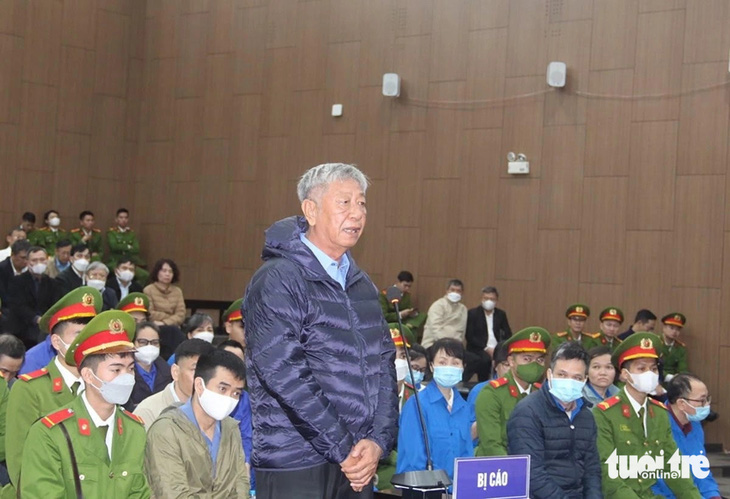 Cựu giám đốc CDC tỉnh Bình Dương Nguyễn Thành Danh trả lời thẩm vấn tại phiên tòa xét xử vụ Việt Á - Ảnh: GIANG LONG