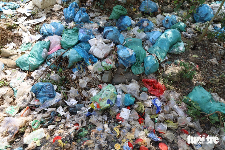 Rác thải nhựa, túi ni lông ngổn ngang tại các bãi rác tự phát - Ảnh: NGỌC QUÝ