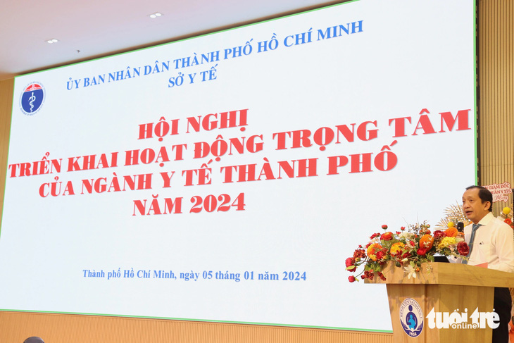 Ông Nguyễn Anh Dũng - phó giám đốc Sở Y tế TP.HCM - cho hay kết quả hoạt động năm 2023 của ngành y tế TP về chăm sóc sức khỏe người dân đã phục hồi như trước đại dịch - Ảnh: XUÂN MAI