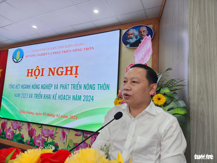 Ông Lê Hữu Toàn, giám đốc Sở Nông nghiệp và Phát triển nông thôn tỉnh Kiên Giang, phát biểu tại hội nghị - Ảnh: BỬU ĐẤU