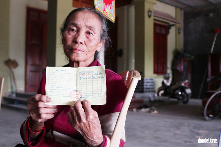 Bà Hồ Thị Tần còn 70 triệu tiền gửi tiết kiệm chưa đòi được - Ảnh: DOÃN HÒA