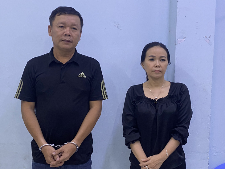 Hà Quốc Huy (trái) và một đồng phạm tại cơ quan công an - Ảnh: Công an cung cấp