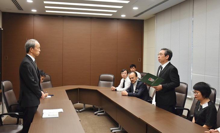 Phó bí thư Thành ủy TP.HCM Nguyễn Phước Lộc gửi lời thăm hỏi, động viên thông qua Tổng lãnh sự và Tổng lãnh sự quán Nhật Bản ngày 5-1 - Ảnh: Thành ủy TP.HCM