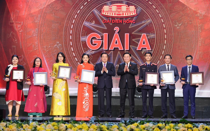 Chủ tịch Quốc hội Vương Đình Huệ và Trưởng Ban Nội chính Trung ương Phan Đình Trạc đã trao 7 giải A cho các nhóm tác giả của các báo - Ảnh: GIA HÂN