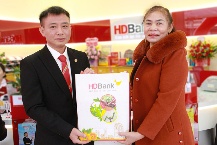 Chào mừng điểm giao dịch đầu tiên tại Bắc Kạn, HDBank dành tặng nhiều phần quà hấp dẫn cho những khách hàng đầu tiên đến giao dịch - Ảnh: HDBank