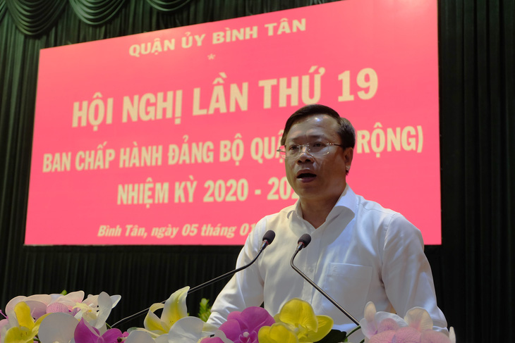 Bí thư Quận ủy Bình Tân Huỳnh Khắc Điệp phát biểu tại hội nghị - Ảnh: TIẾN LONG